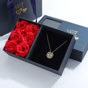 Colar trevo da sorte + caixa com 6 rosas - Lojas Promorin